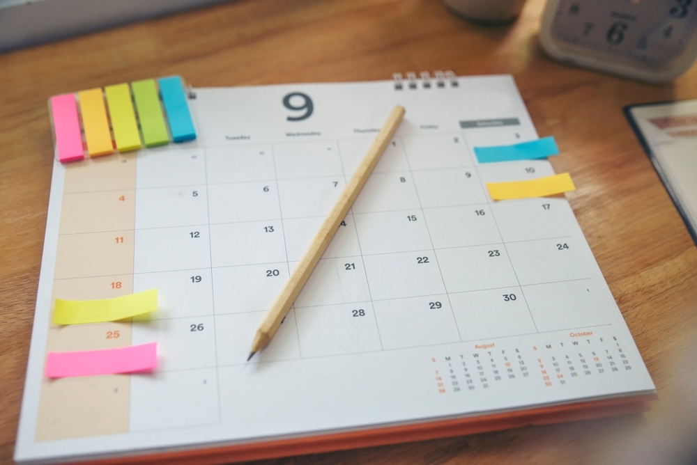 世界各国の有給休暇制度を比較するビジネスパーソンをイメージした画像