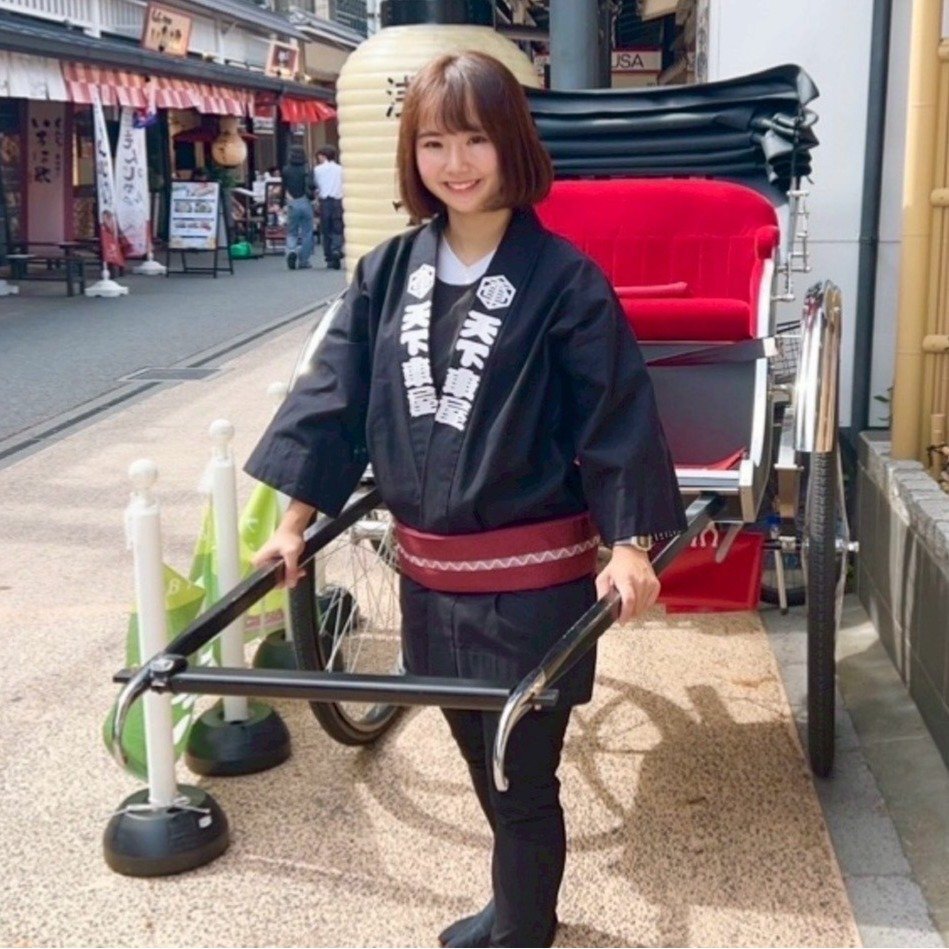 浅草の街を人力車で駆け抜ける関森ありささん