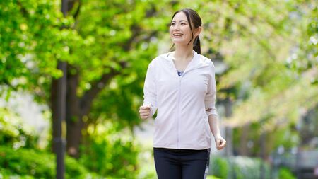 「理想の歩数」を目指してウォーキングする人のイメージ