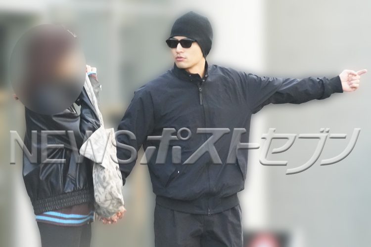 俳優の水上恒司が年上女性と真剣交際していることがわかった