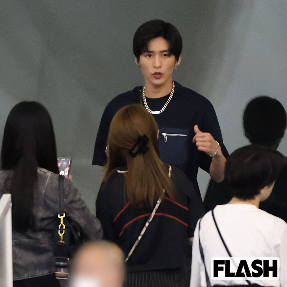 ミラノ出発前の羽田でスタッフに囲まれる目黒蓮(2024年)