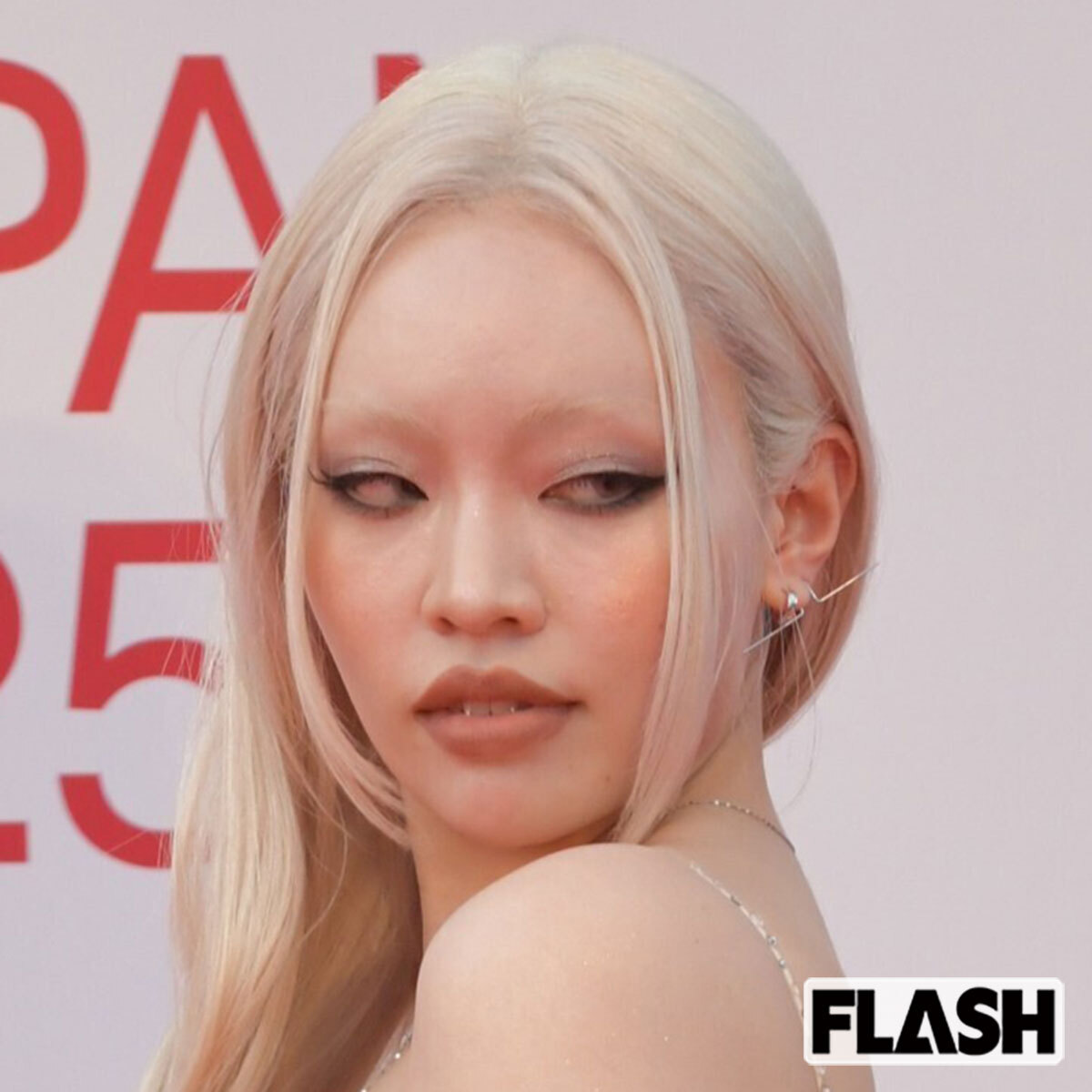 純白のウェディングドレスを纏い、笑顔を見せるちゃんみな