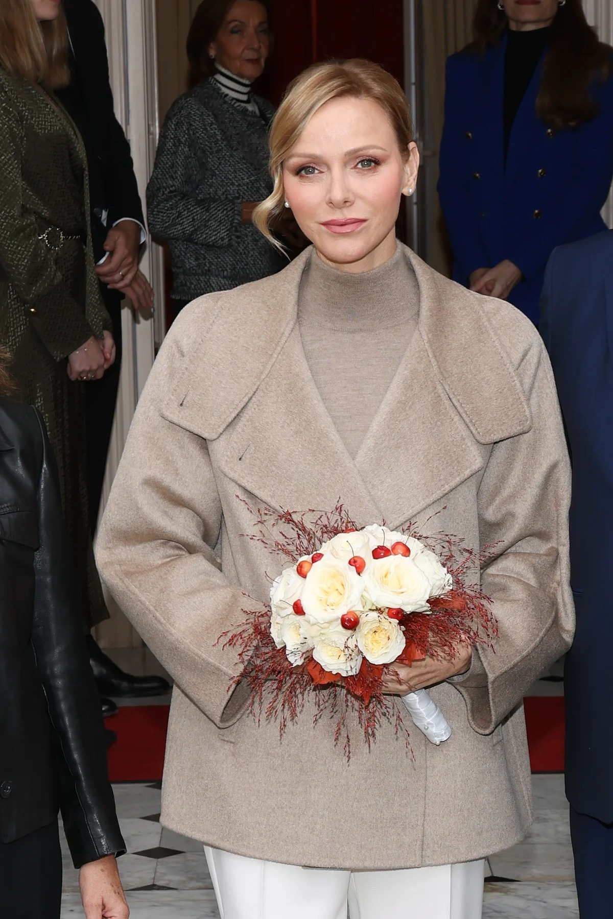 シャルレーヌ公妃がJOYAジュエリーフェアに登場、洗練されたパンツルックを披露