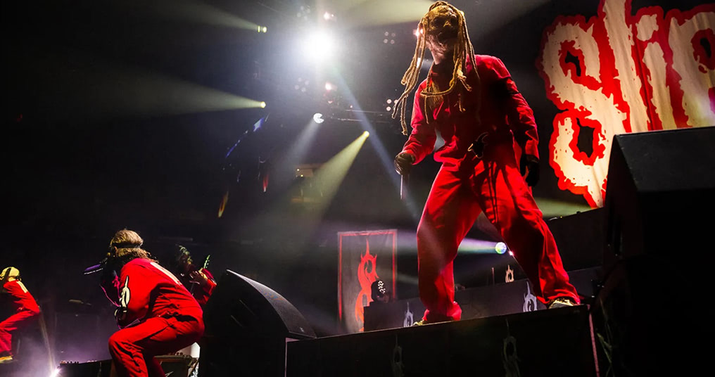 スリップノットのメンバーがステージで情熱的なパフォーマンスを披露する様子