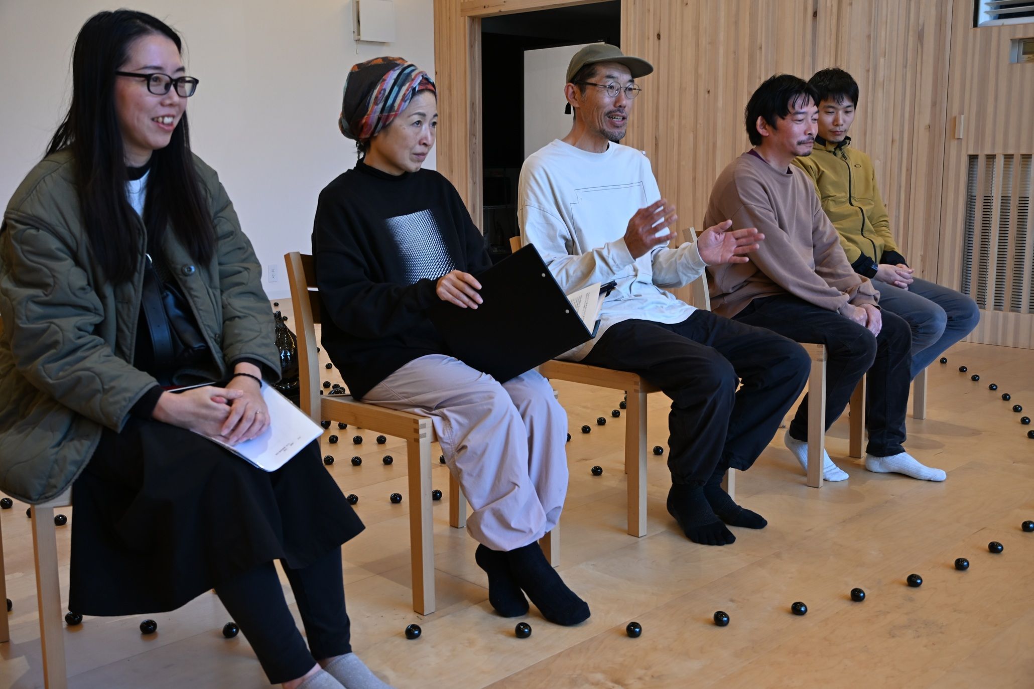 瓦バンクのメンバー5人。左から瀬尾裕樹子さん、森山晴恵さん、森山茂雄さん（代表）、吉澤潤さん、新道雄大さん。(石川県珠洲市、宝立町第2団地集会所にて撮影)