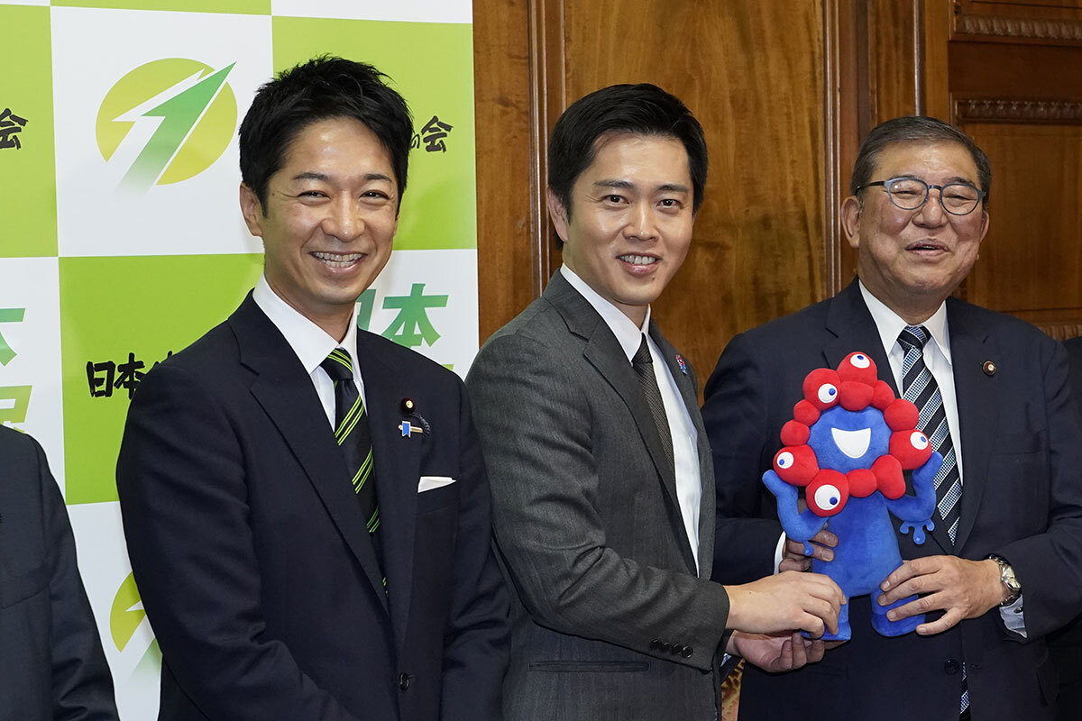 日本維新の会の吉村洋文代表と藤田文武共同代表に挨拶する石破茂前首相