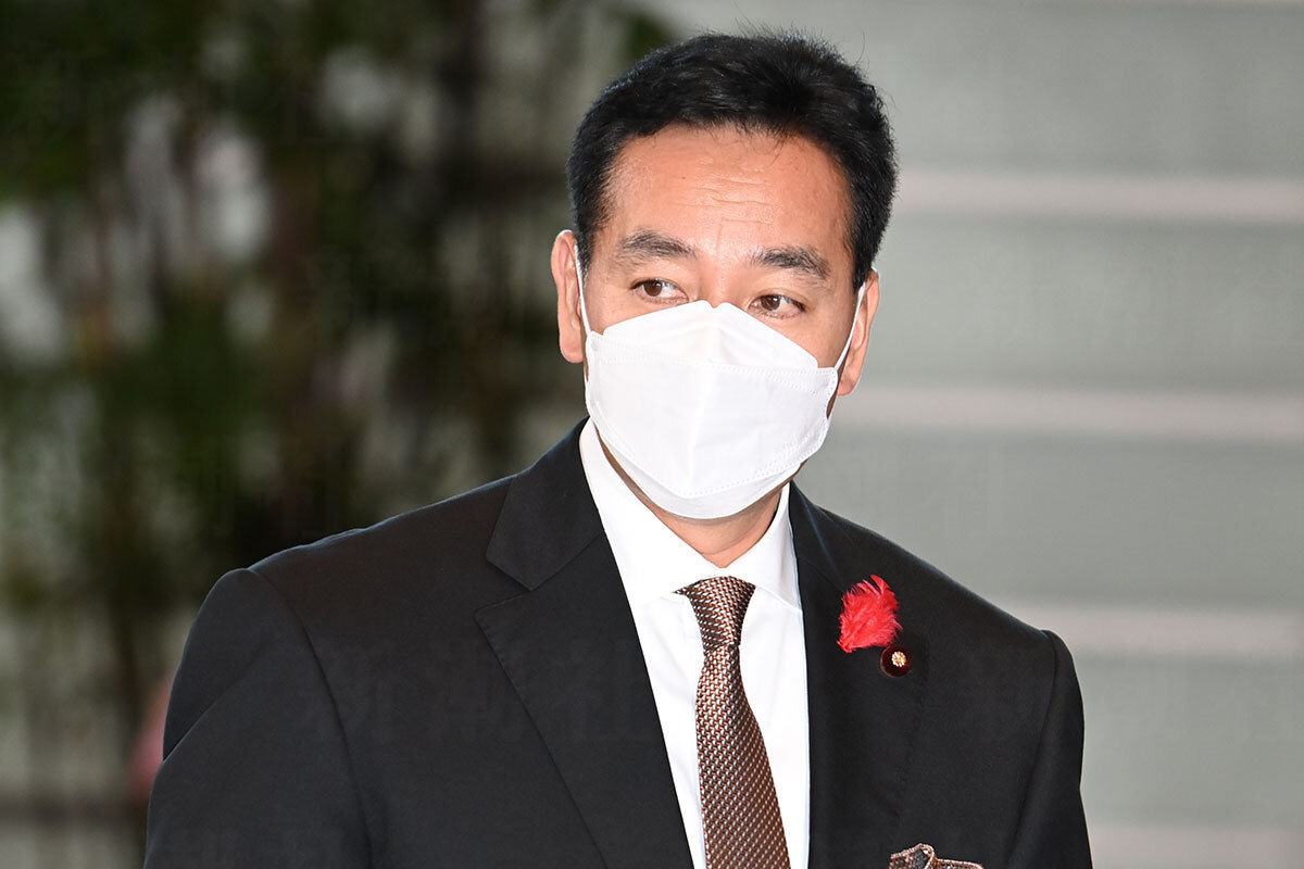 山際大志郎元経済財政・再生相と統一教会の韓鶴子総裁が写る記念写真