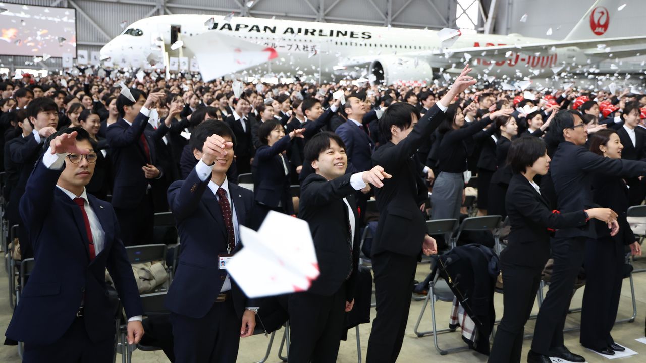 新入社員が紙飛行機を飛ばす日本航空（JAL）グループ入社式の様子