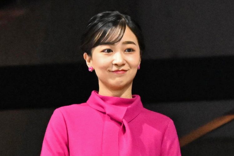 佳子さまの鮮やかなショッキングピンクのドレス姿