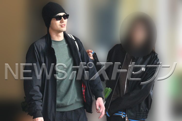 俳優の水上恒司が年上女性と手をつないで歩く姿