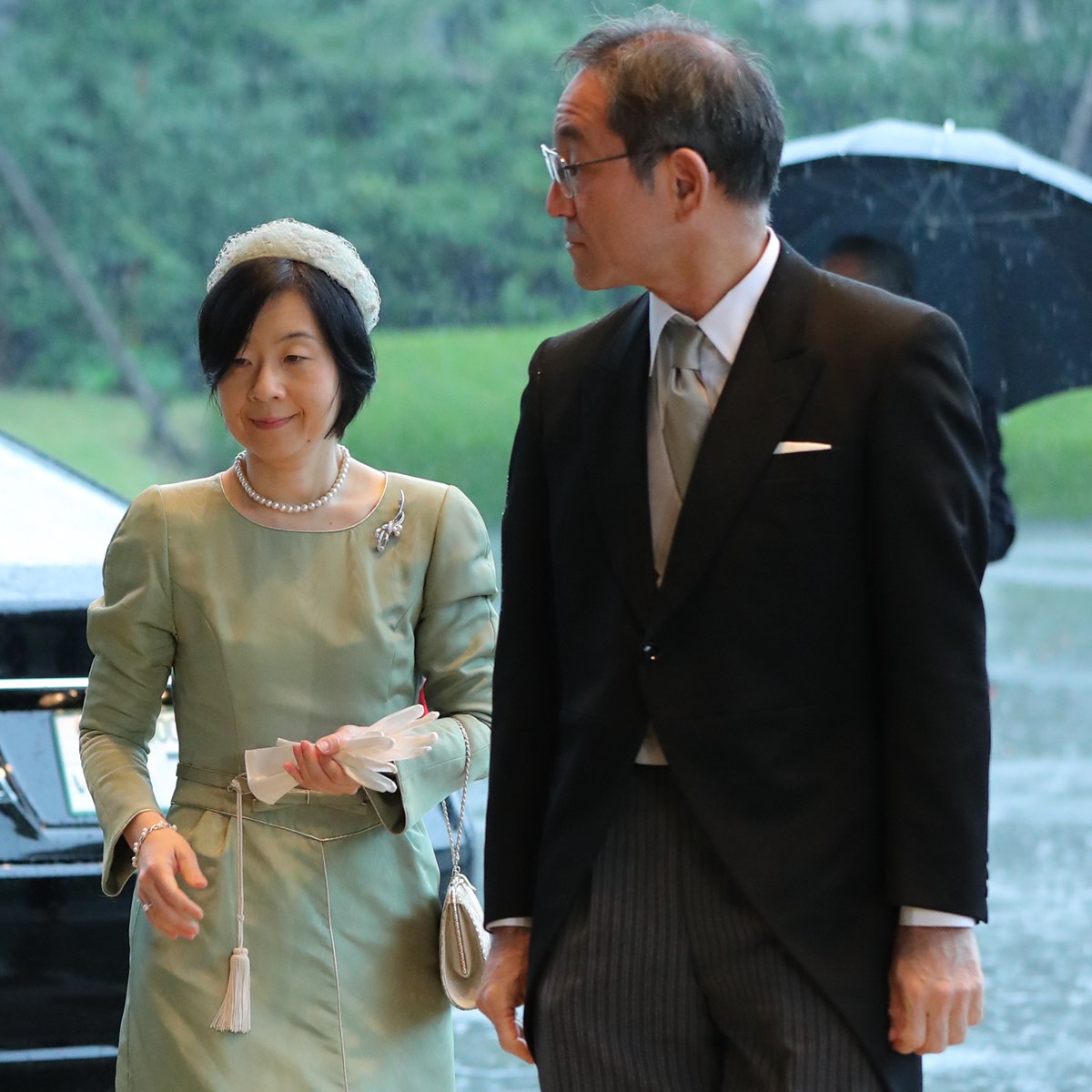 饗宴の儀に参列する黒田慶樹さんと清子さん