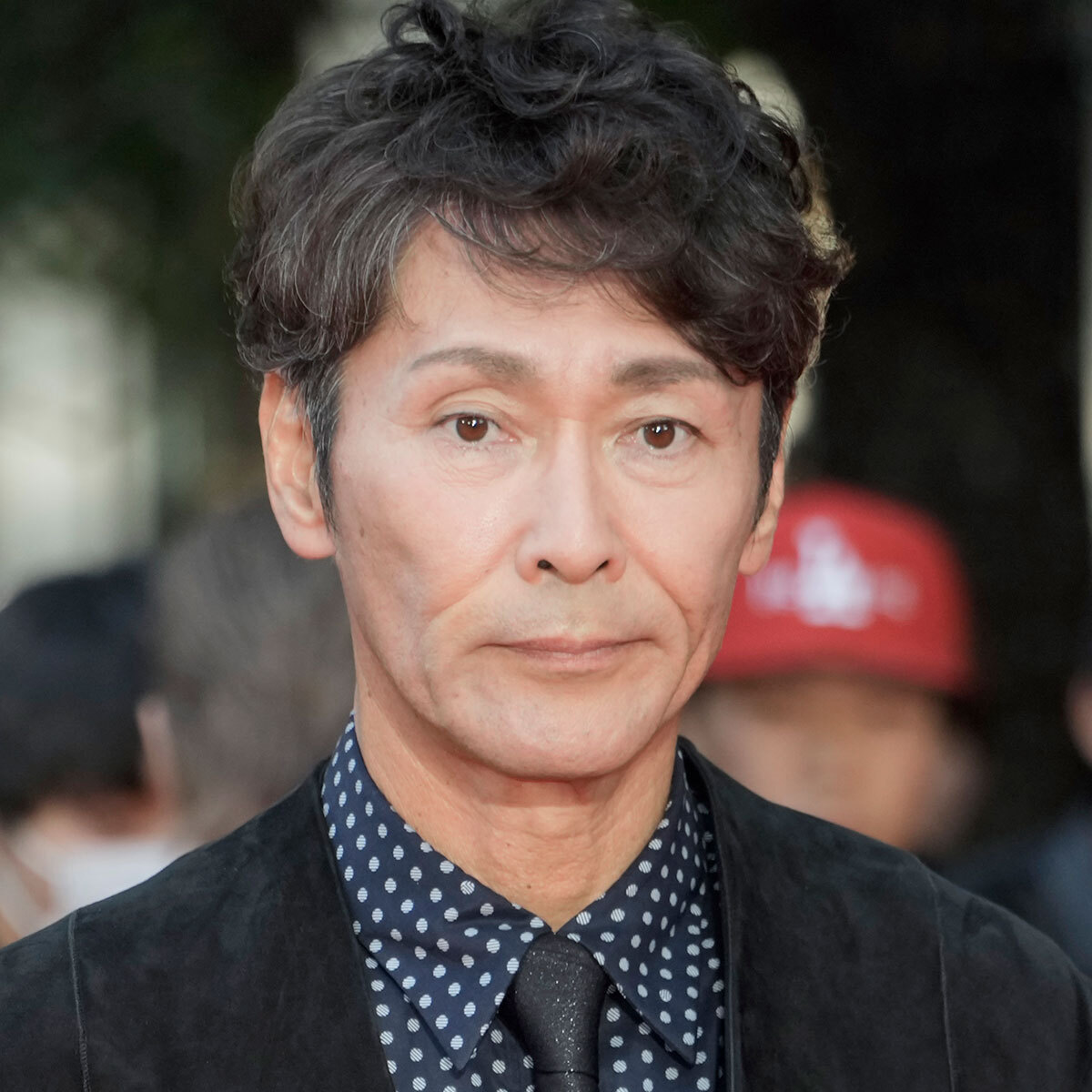 スーツ姿でレッドカーペットを歩く元木大介