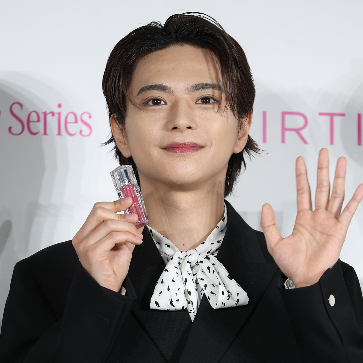 ラジオ番組出演時の佐藤勝利の様子