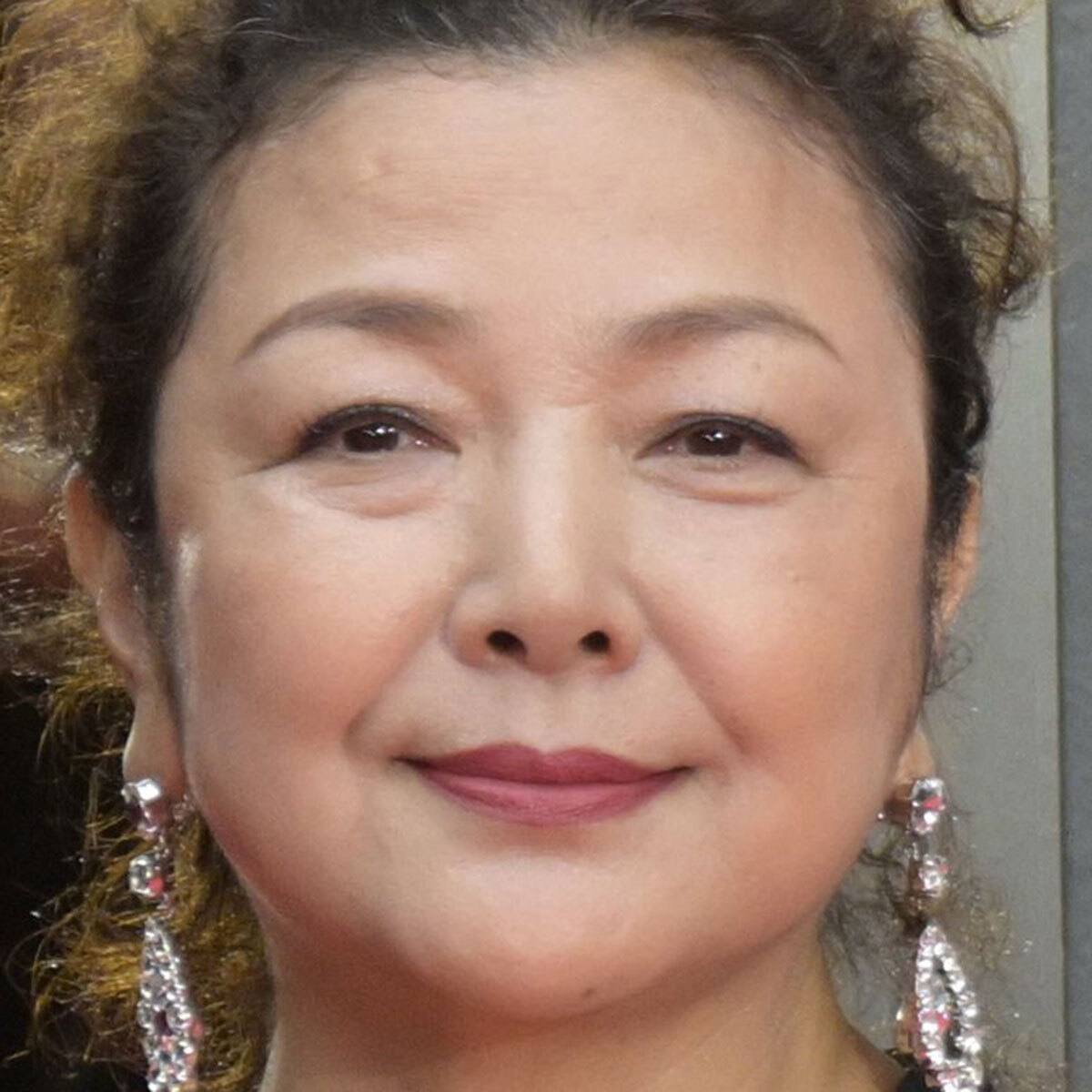 演員原日出子「形象大變」的模樣獲得粉絲稱讚，與曾為「國寶級帥哥」橫濱流星做菜有意外的淵源。