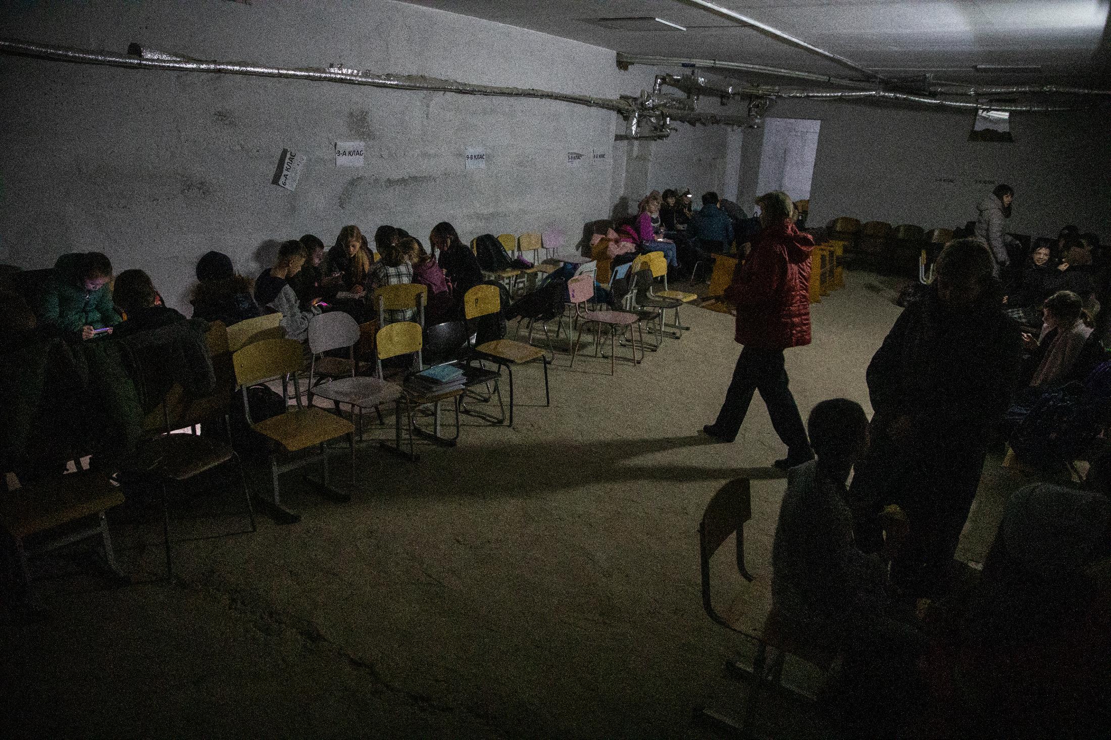 空襲警報が鳴る中、地下のシェルターで勉強するウクライナの子どもたち