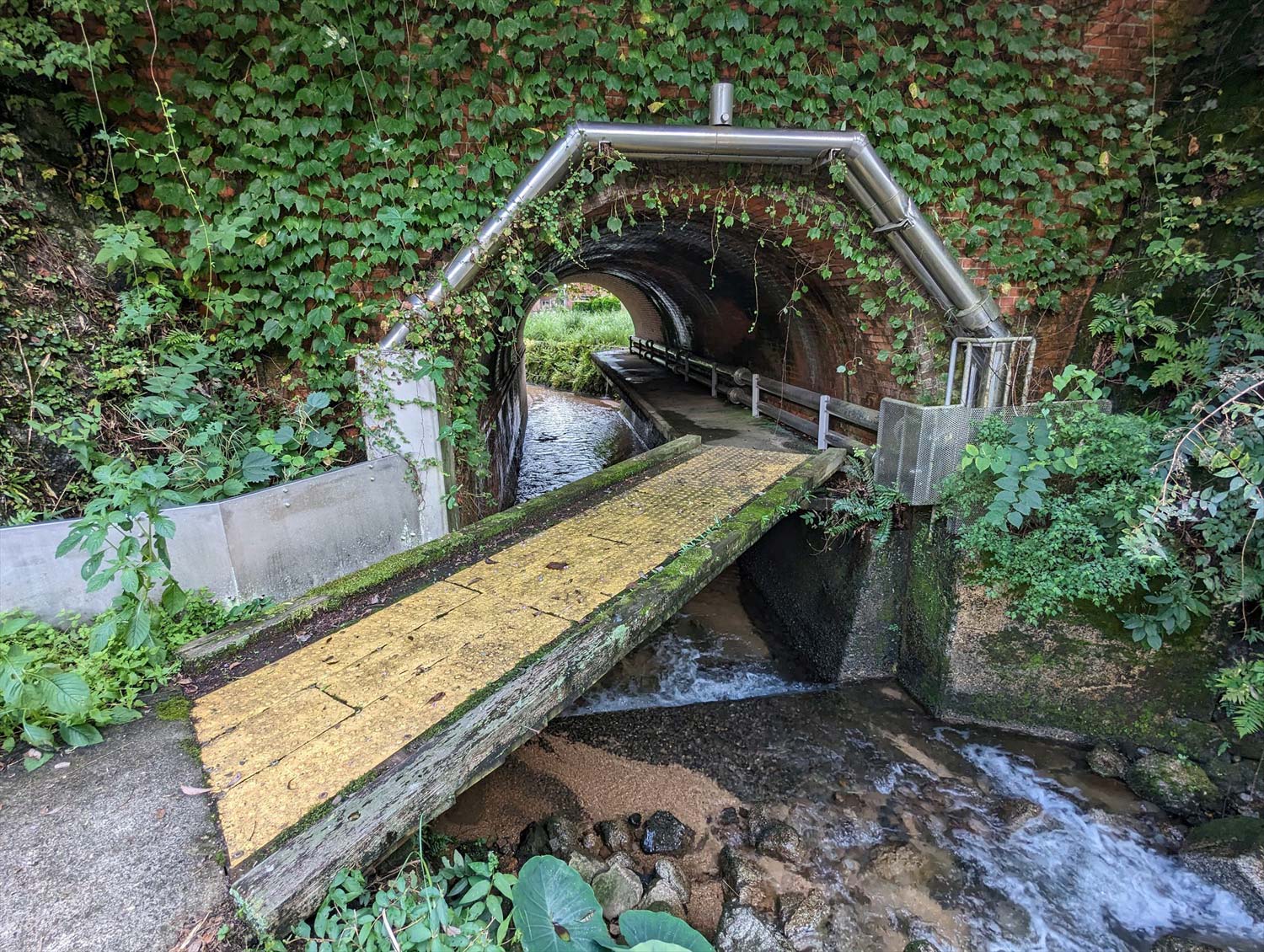 後付け歩道が設けられた関西本線の市場川橋梁