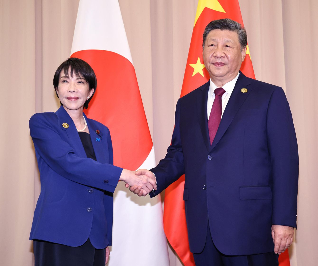日中首脳会談を前に、中国の習近平国家主席（右）と握手を交わす高市首相＝2025年10月31日、韓国・慶州 - 写真提供＝共同通信社
