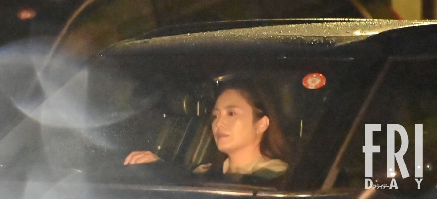 雨の中、ハンドルを握る女優・仲間由紀恵