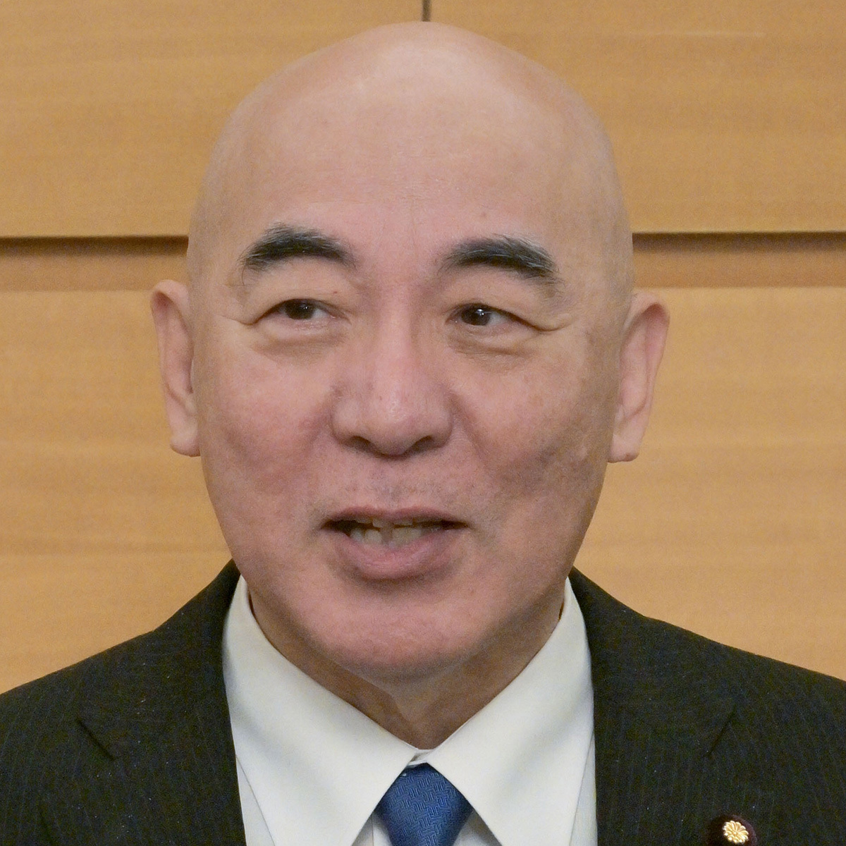 参議院経済産業委員会で質疑に臨む日本保守党の百田尚樹代表（左）と赤沢亮正経済産業大臣（右）