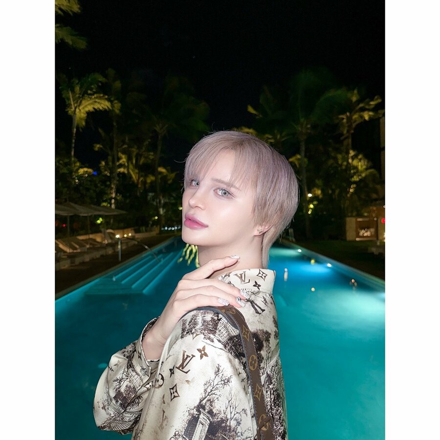 Mattの公式インスタグラムより、16kg減量後のくびれボディの近影