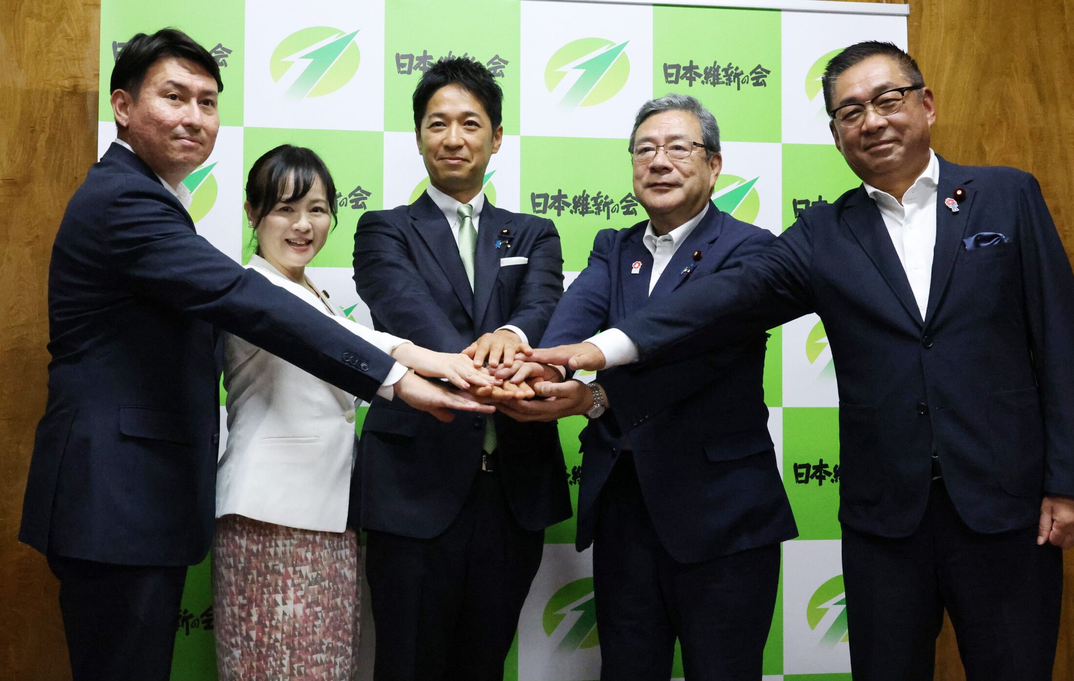 高木議員（左から2番目）藤田共同代表（中央）ら維新執行部の面々と ©時事通信社