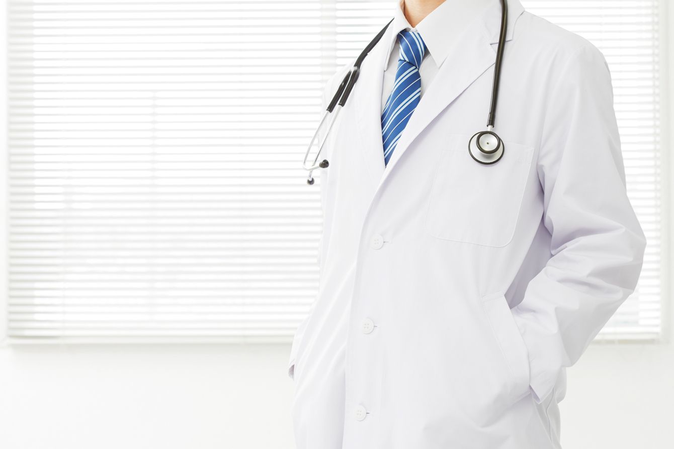 パソコンで作業する人物の手元