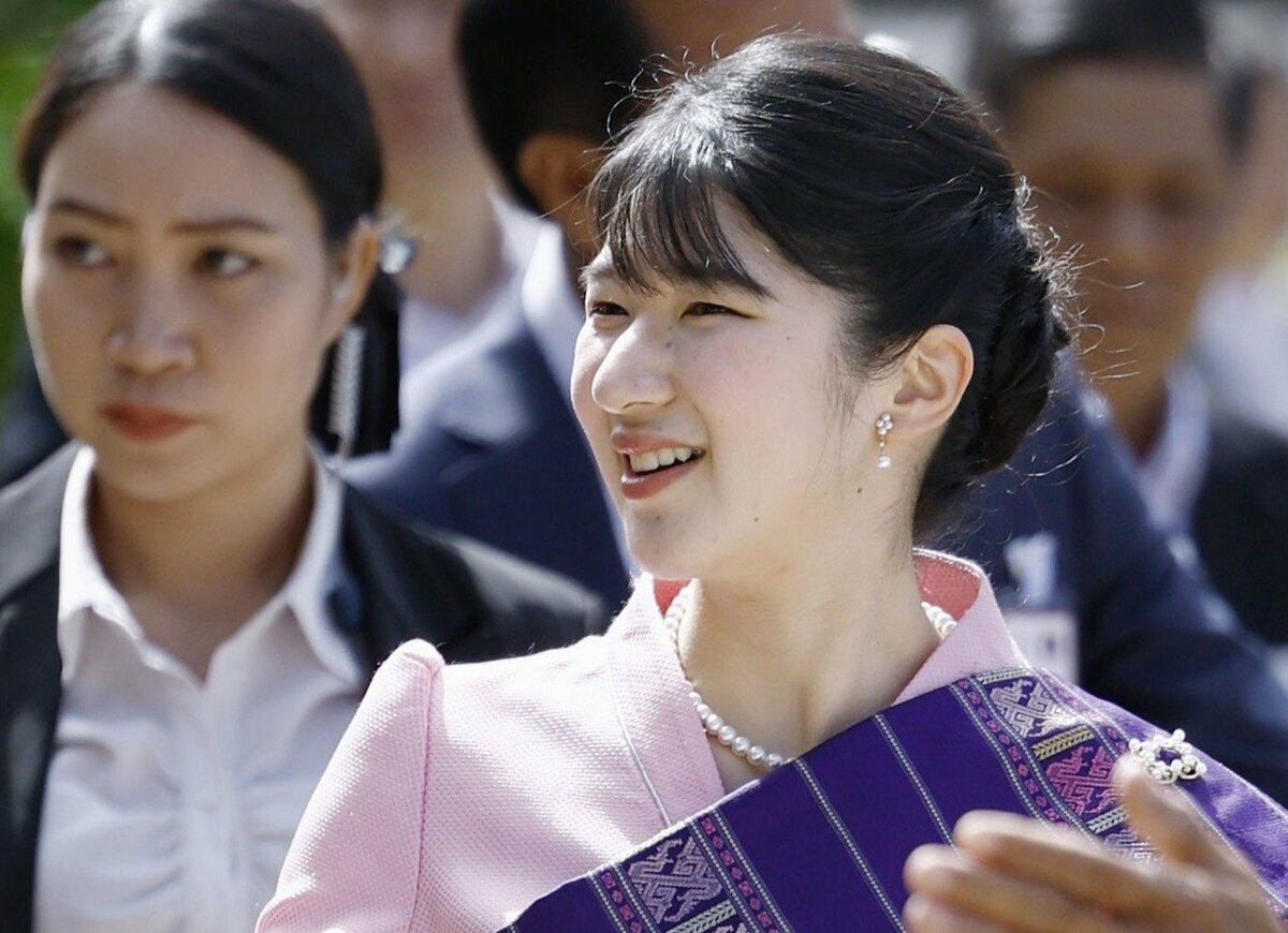 シェントーン寺院を視察する愛子さま。ラオスの民族衣装「シン」と「パービアン」を着用。