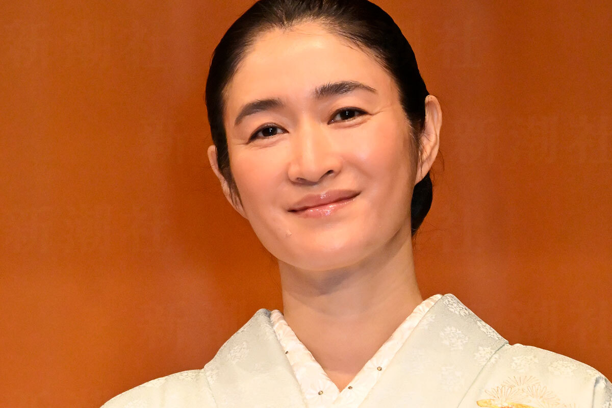 着物姿でイベントに登場した女優の小雪（左）と本間日陽（右）