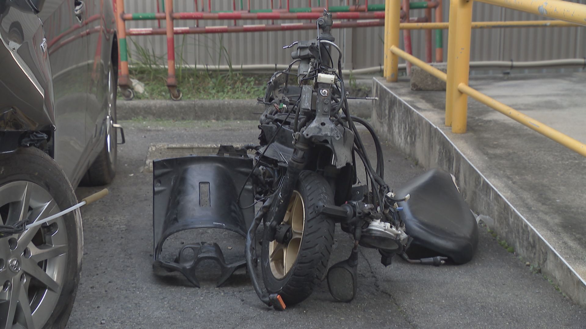 バイクは大破… 「赤信号は分かっていたが、無視した」 バイクの18歳男性に重傷を負わせた疑い 自称会社役員の男（76）を逮捕 　名古屋・港区の交差点で事故（CBCテレビ） - Yahoo!ニュース