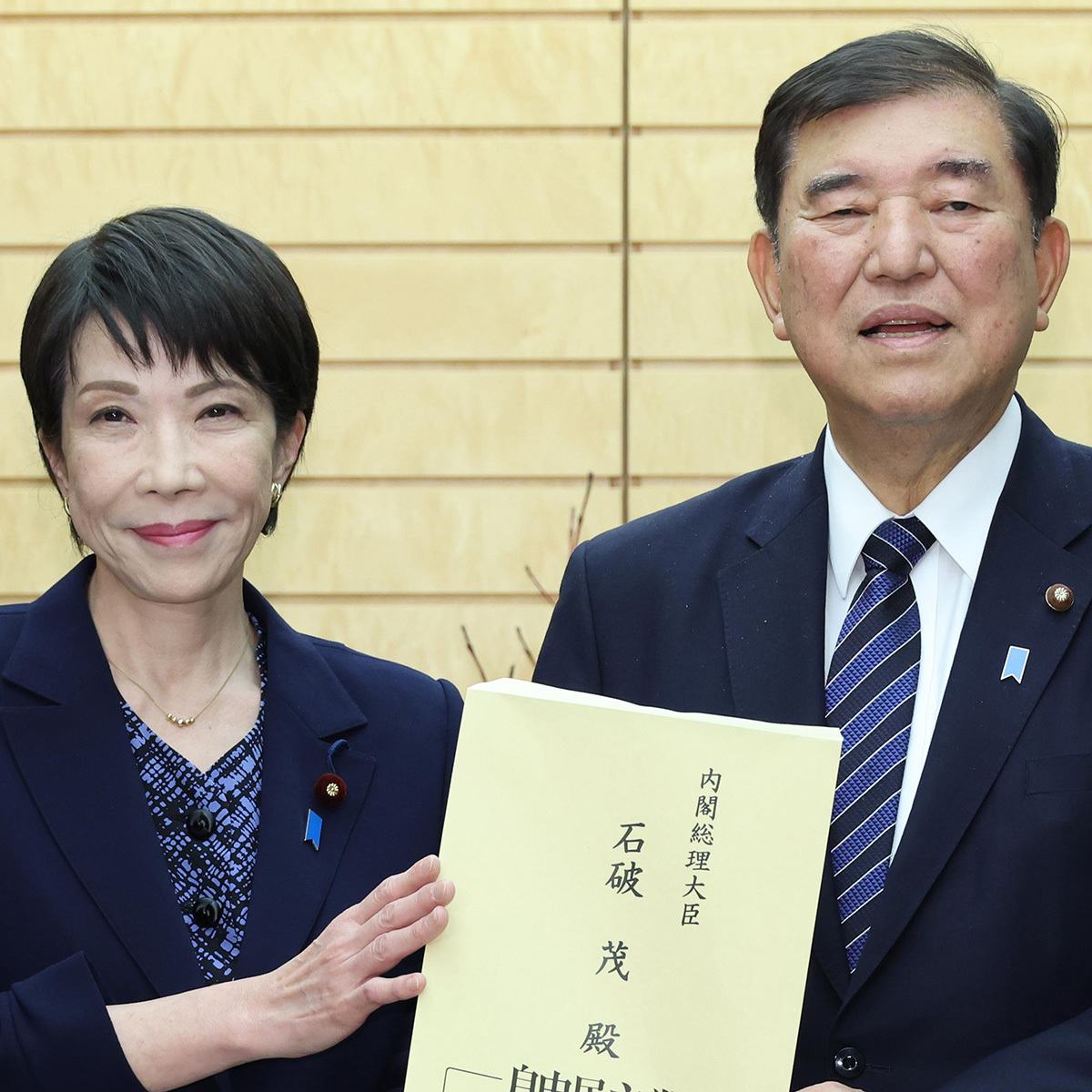 高市首相と石破元首相が並ぶ写真