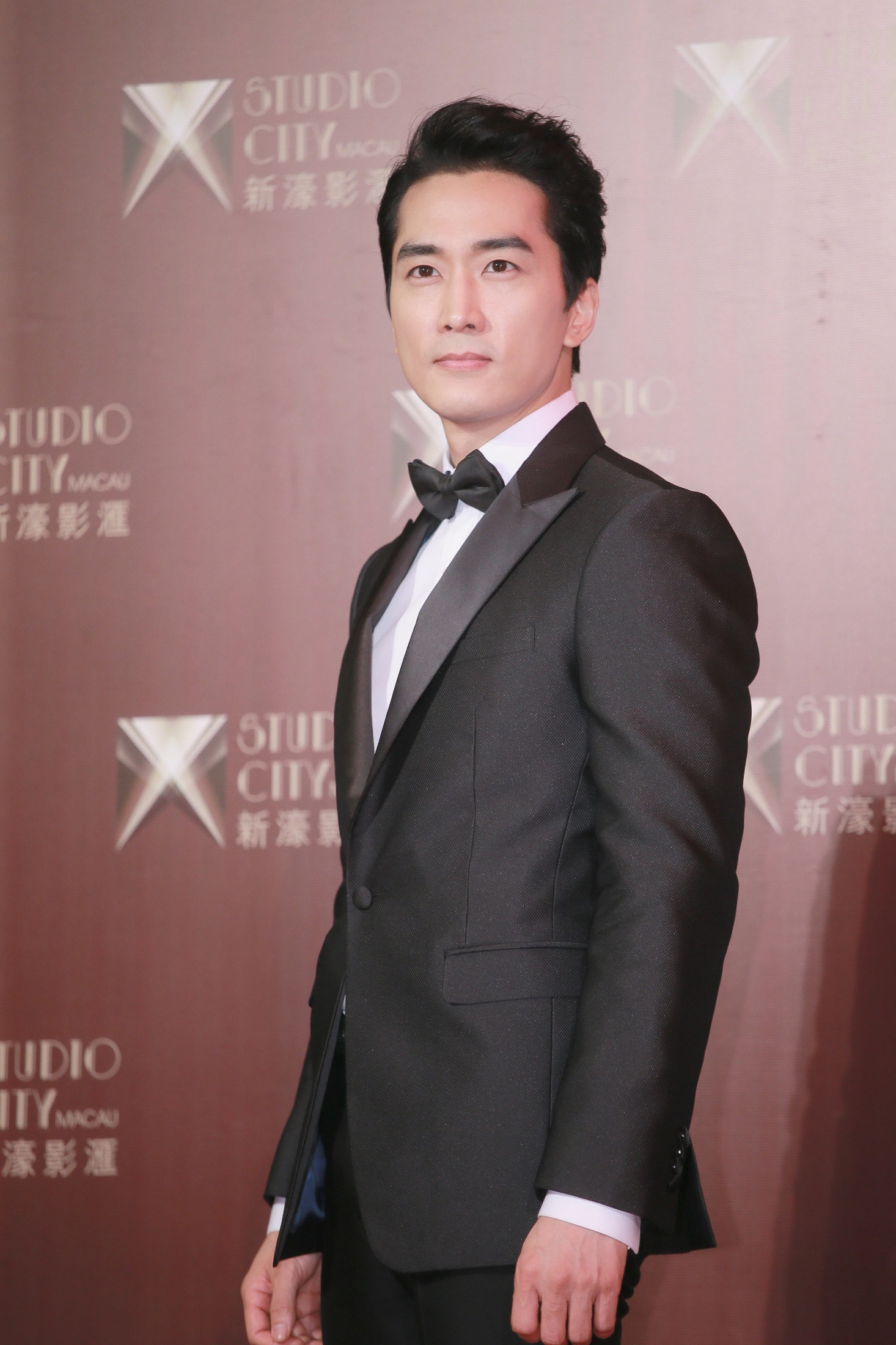 俳優ソン・スンホンのポートレート写真