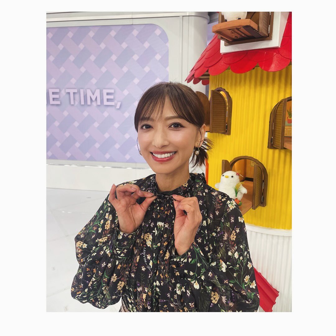 53歲望月理惠穿迷你裙「不小心露出的照片」引發迴響：「跑出來了」、「奇蹟的…」