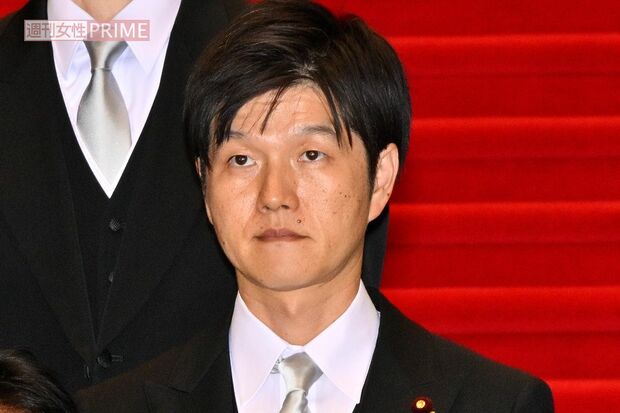 広島の牡蠣養殖場を視察する鈴木憲和農林水産大臣