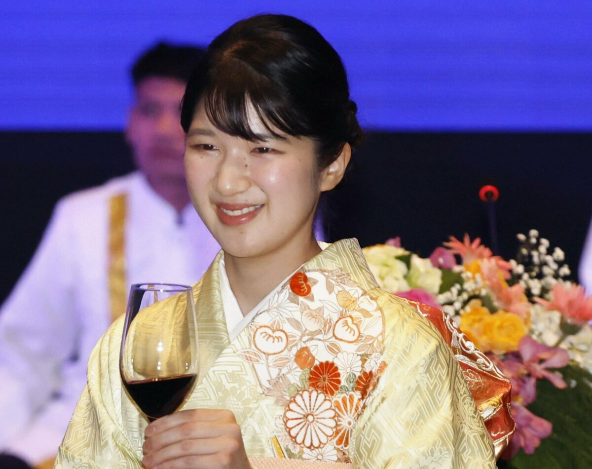 パーニー国家副主席主催の晩餐会に臨む愛子さま。若芽色の本振袖をお召しになり、肩には花丸文様が描かれている。