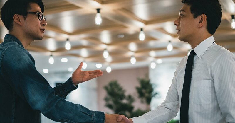 名刺を交換するビジネスマンのイメージ写真