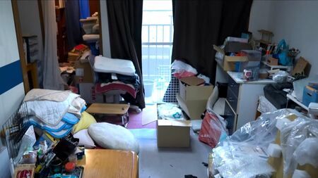 「ゴミ収集車に吸い込まれる勉強机」を見て、泣き崩れた両親…それでも業者に片付けを依頼する《子を亡くした親》の胸中