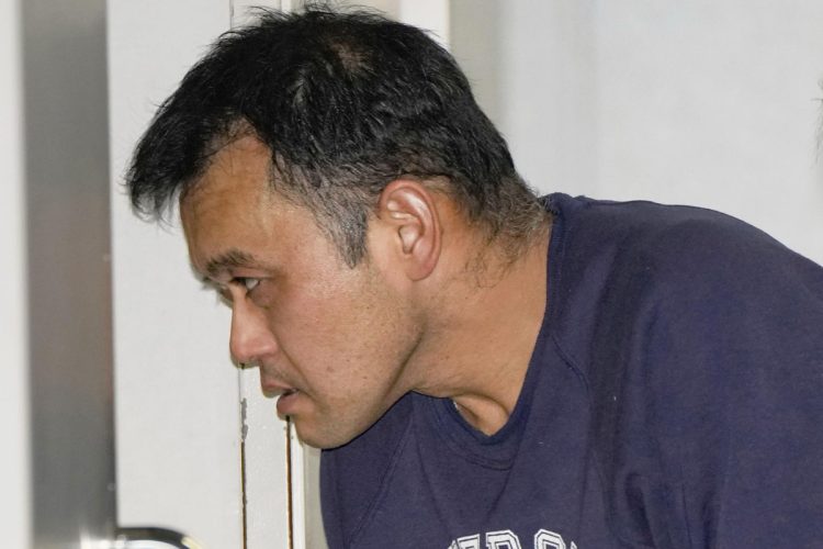 警視庁赤坂署へ入る殺人未遂容疑の大津陽一郎容疑者