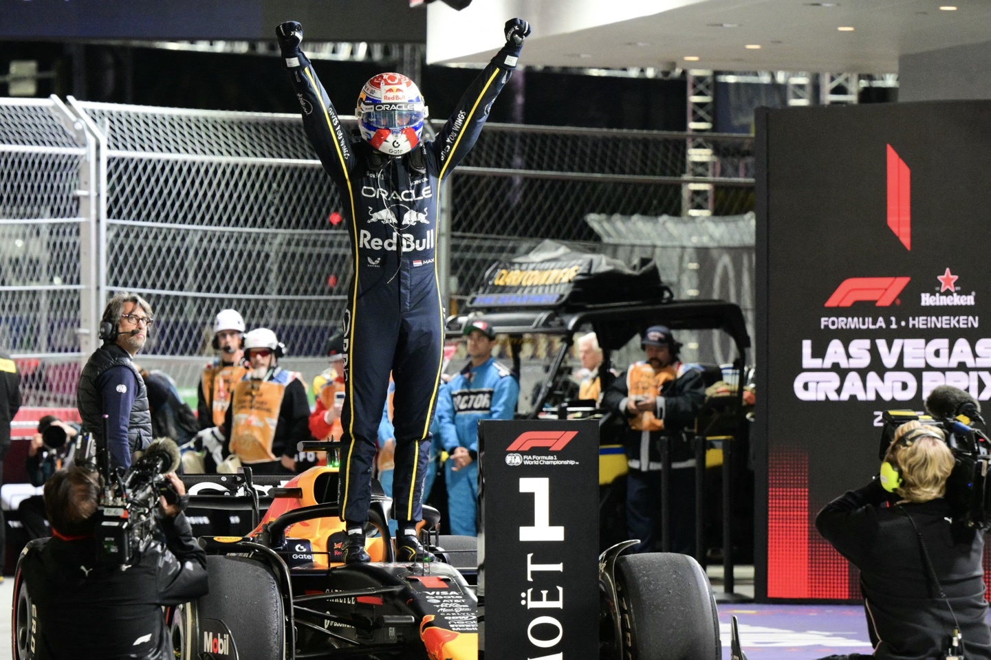 フェルスタッペンが完勝！ マクラーレンまさかの失格。角田裕毅は