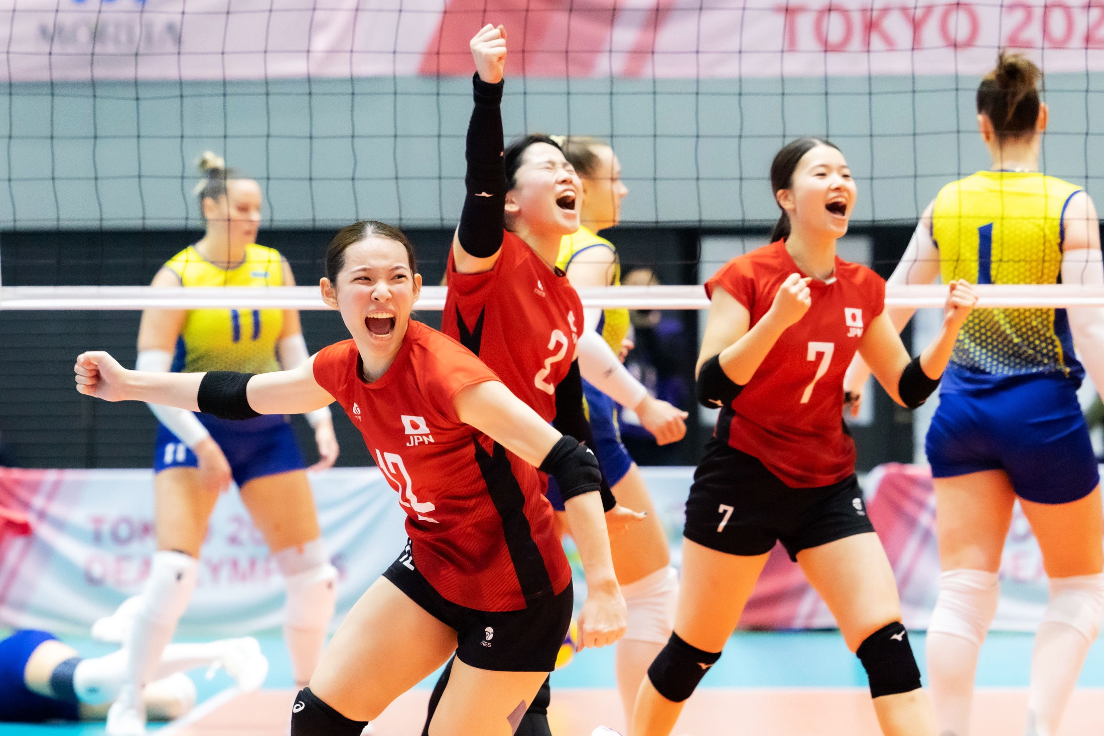 日本女子バレー、フルセットの激戦制し決勝へ 勝利の歓喜に沸く【<b>東京</b>デフリンピック】