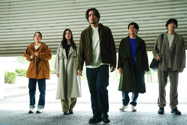 ドラマ「良いこと悪いこと」に出演する間宮祥太朗と新木優子のワンシーン