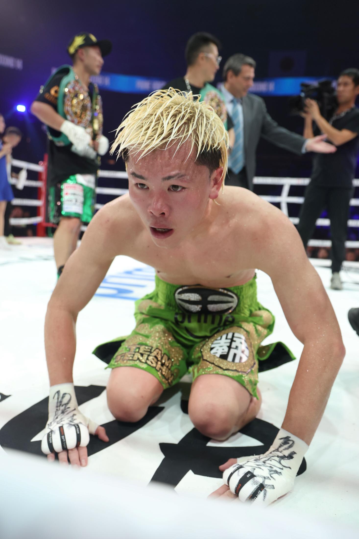 那須川天心が涙のキャリア初黒星　初世界戦で不敗神話終止符　元王者・井上拓真に判定０－３完敗　キック時代から公式戦５５戦目で土も「絶対強くなる！」ファンに座礼（デイリースポーツ） - Yahoo!ニュース