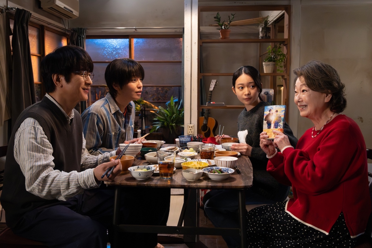 ドラマ『ぼくたちん家』より、及川光博演じる玄一と手越祐也演じる索