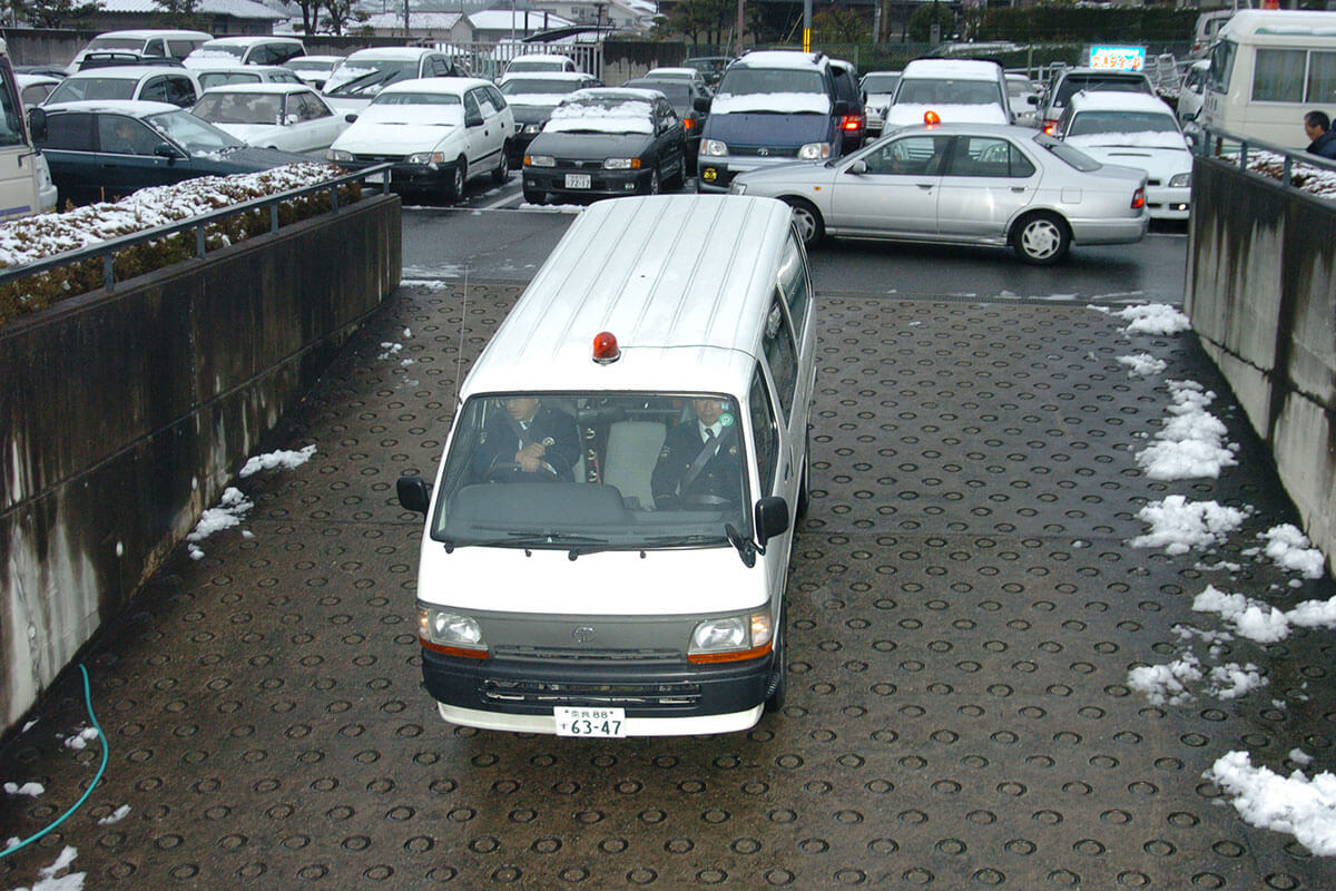 逮捕後、移送される小林薫元死刑囚