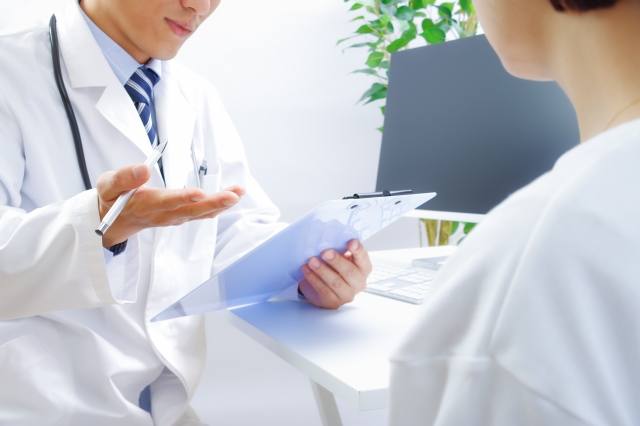 腫瘍内科医が抗がん剤治療をリードする様子を表すイメージ