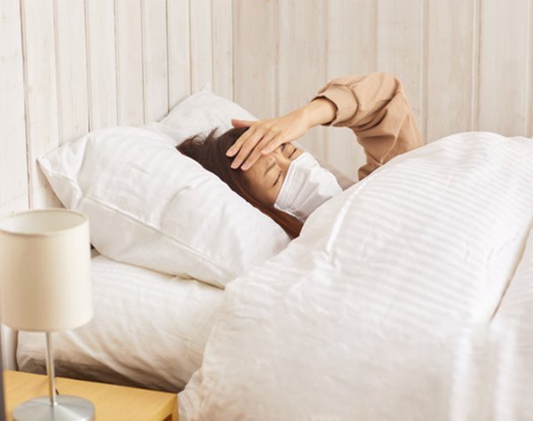 体温計を持つ手のイメージ：日本で拡大するインフルエンザと多様な感染症の流行