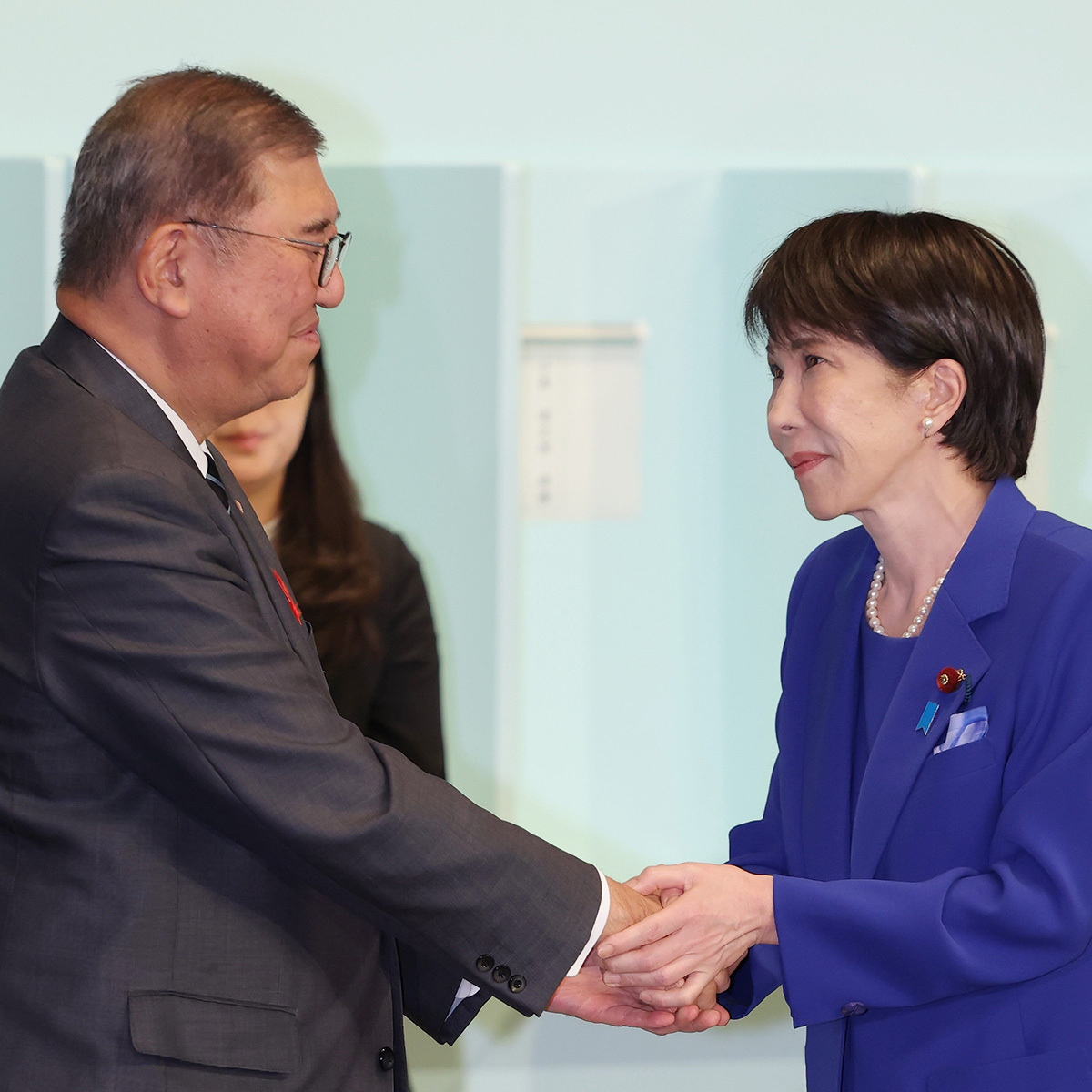 岸田文雄元首相、高市早苗首相、木原誠二氏、上川陽子氏が提言書を手にする集合写真