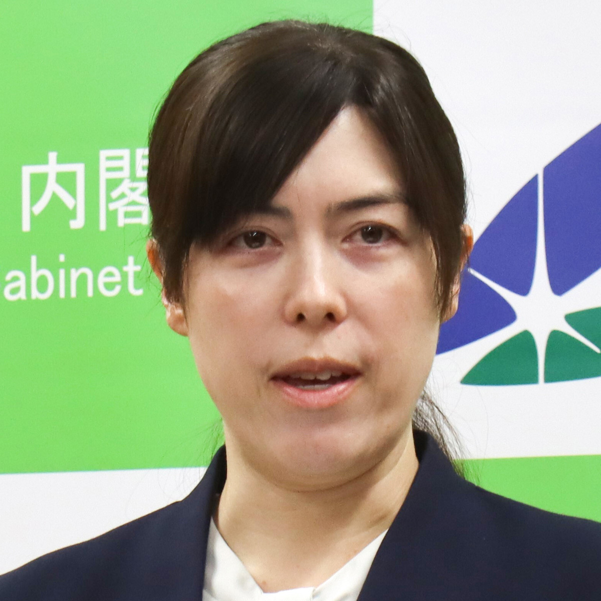 小野田紀美経済安保相が任命式で着用したドレス姿