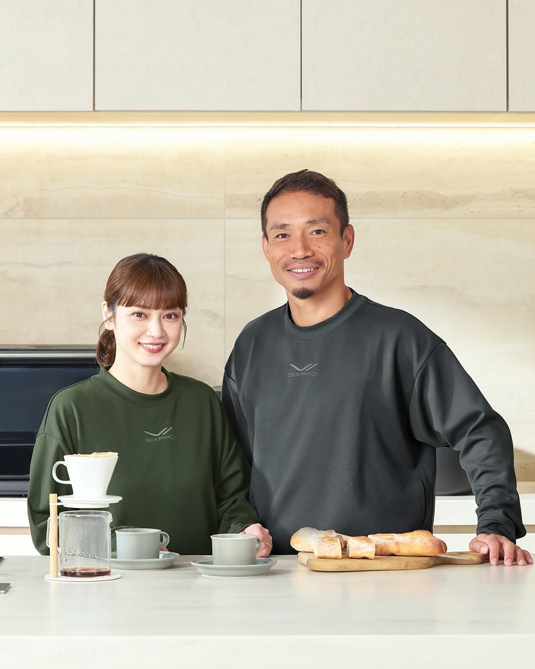 平愛梨と長友佑都夫妻、SIXPADリカバリーウェアの撮影での2ショット