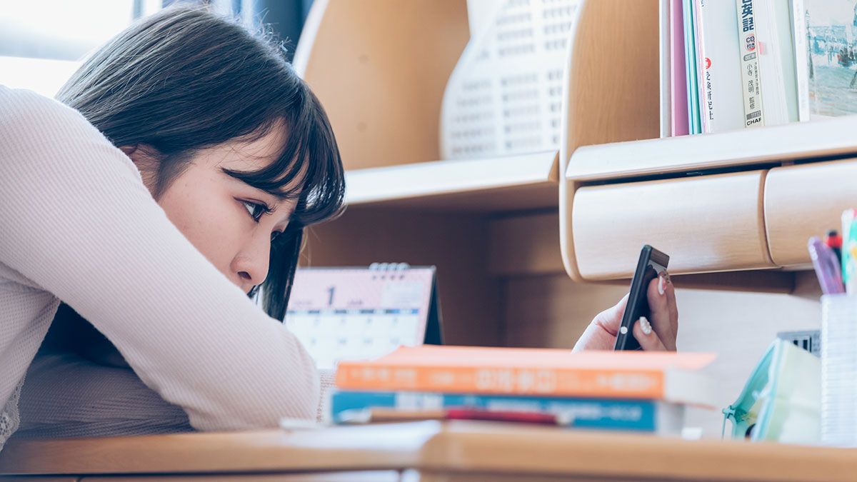 大学生が教科書を広げて勉強している様子