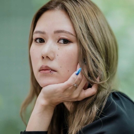 作家・金原ひとみさん（42）、 40代になってすぐに離婚。解き放たれたように今、幸せです｜STORY（magacol） - Yahoo!ニュース